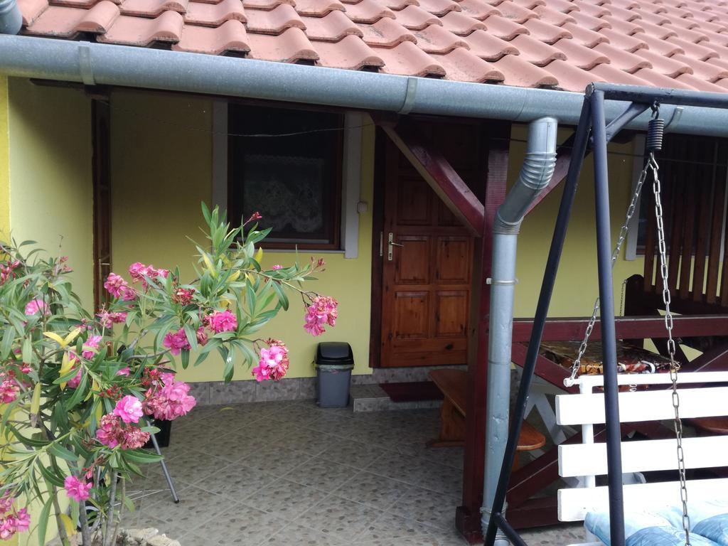 Tahiti Apartman Apartment ไฮจ์ดุสโซบอสโล ภายนอก รูปภาพ